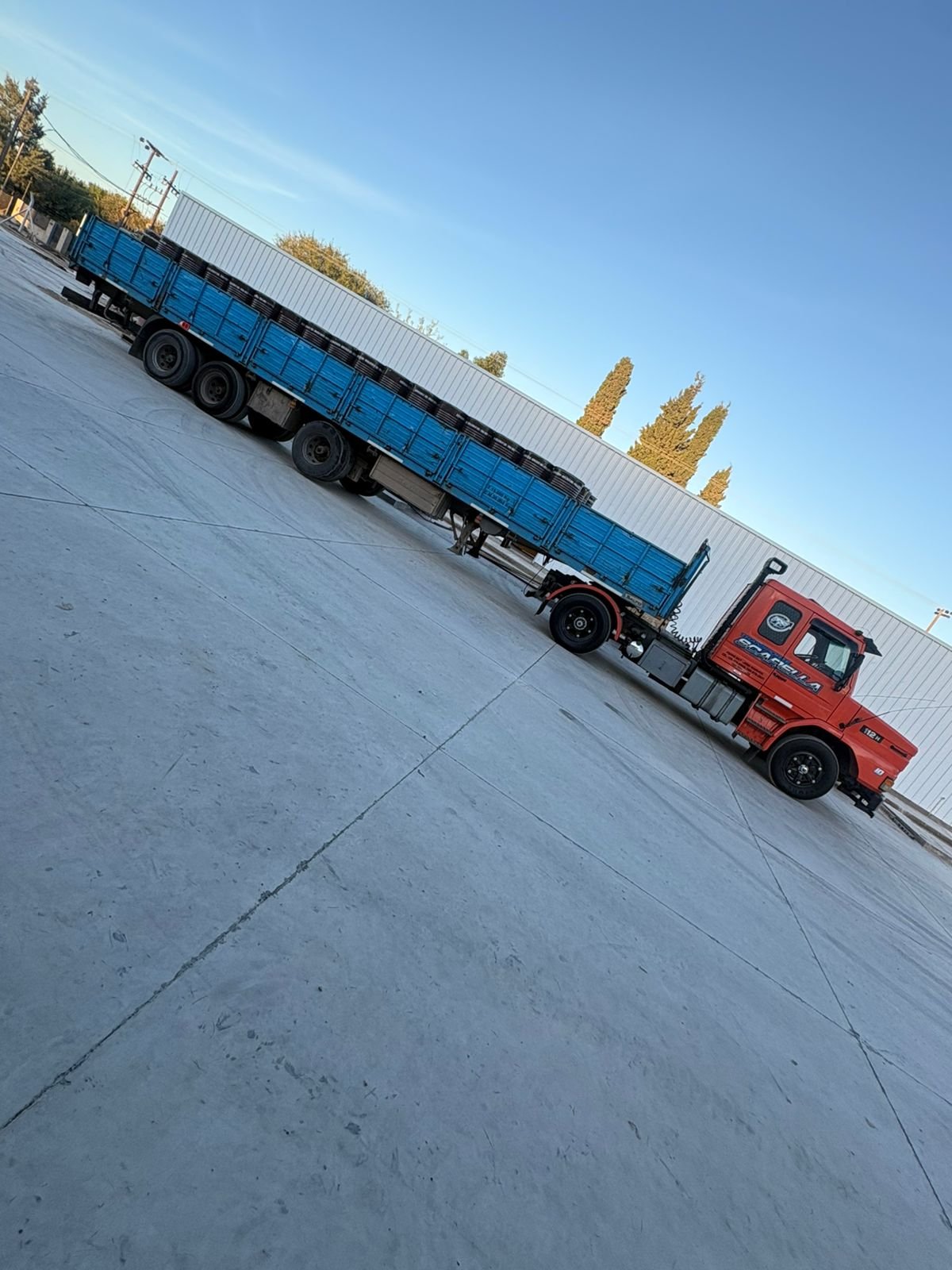 Camión en depósito